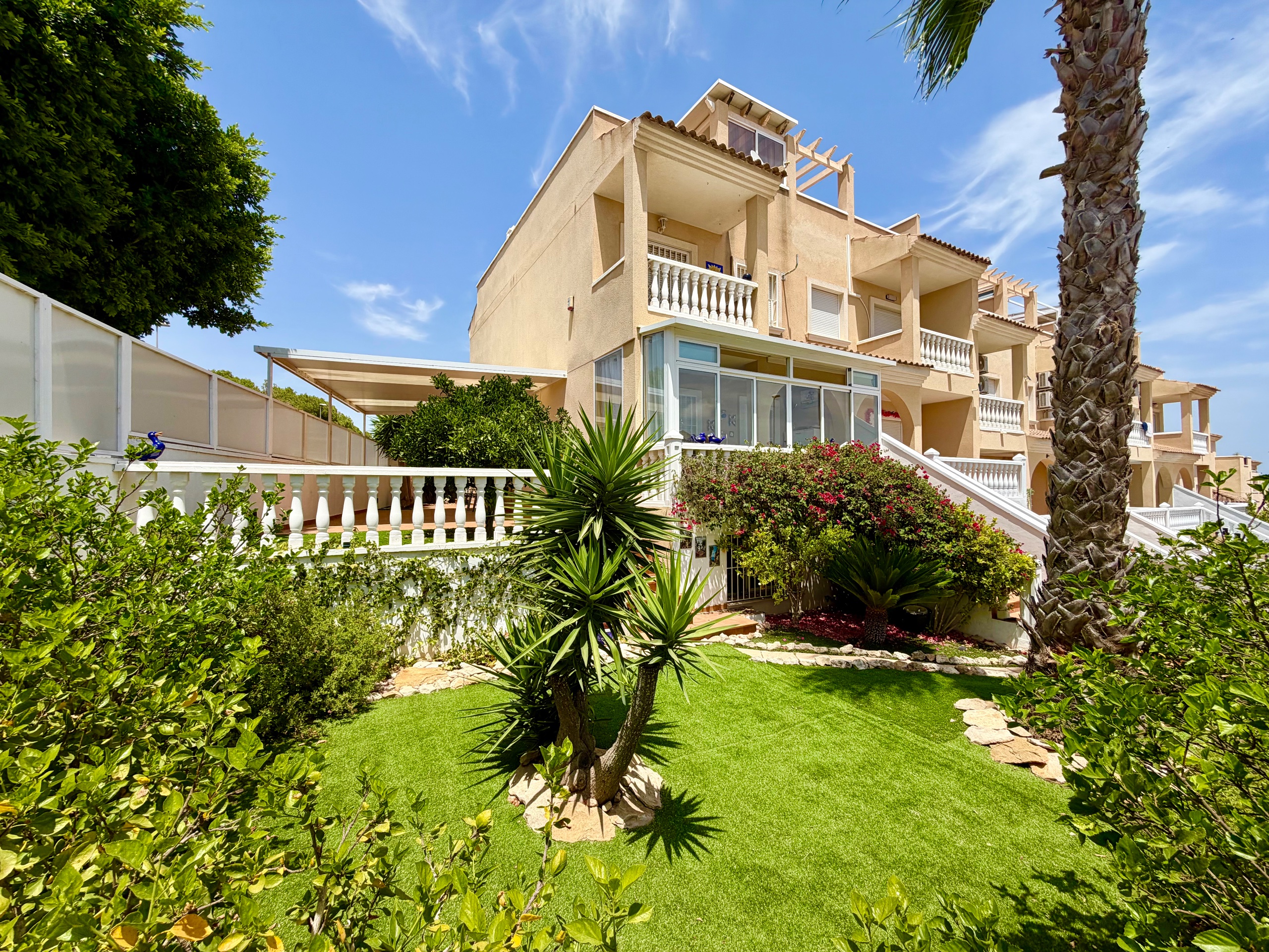 Casa in zona rezidentiala la 10 minute de plaja si 3 minute de golf in Alicante